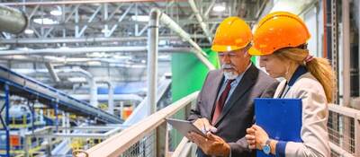 Quality-controller-in-hardhats-ULcom