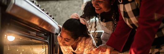 G1421965834-Looking_at_food_in_the_oven-ULcom-HEADER-2400x1600