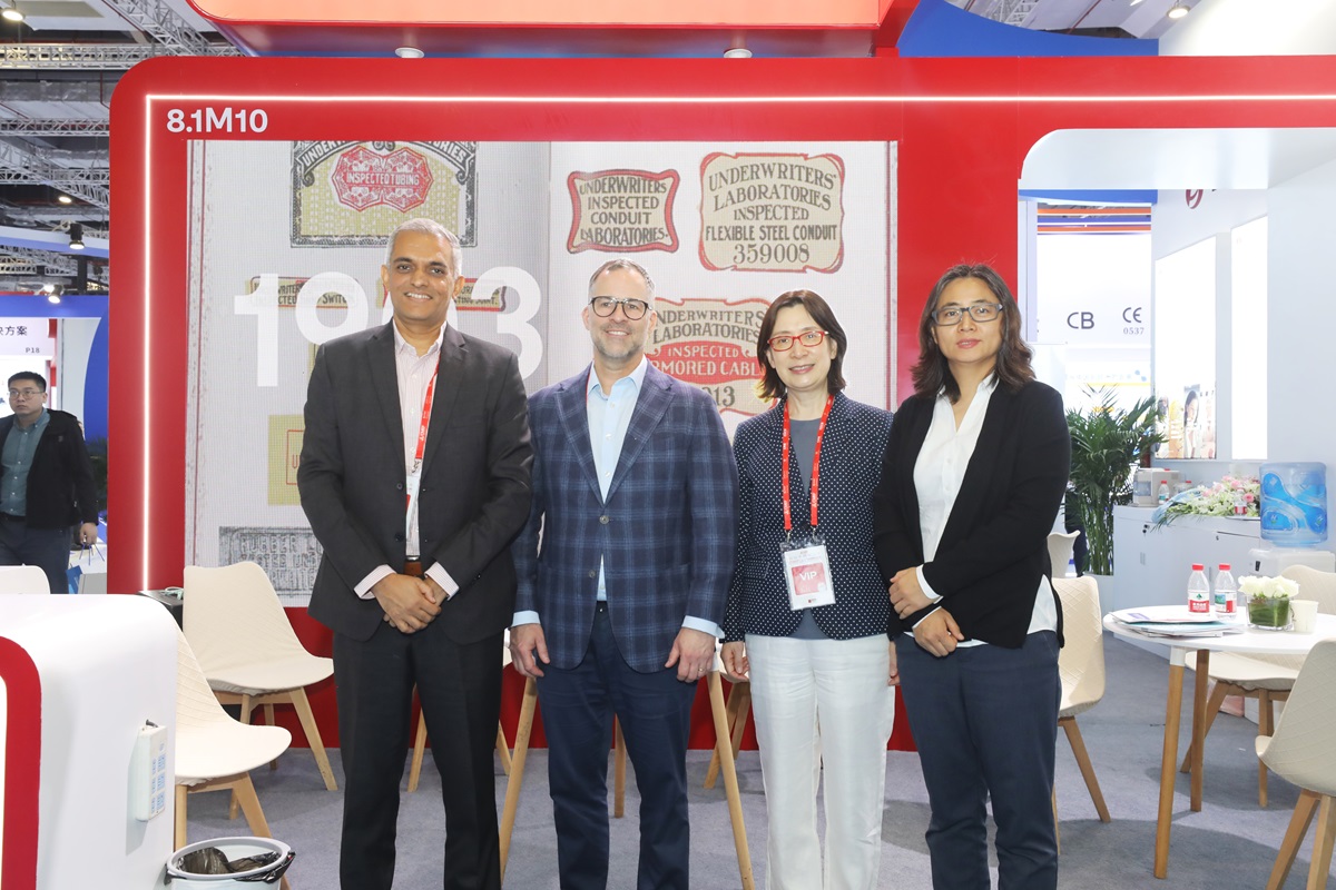 展会期间，美国驻上海总领事馆首席商务领事Gary Rand一行参观了UL Solutions展位，并与UL Solutions团队进行了深入的交流。