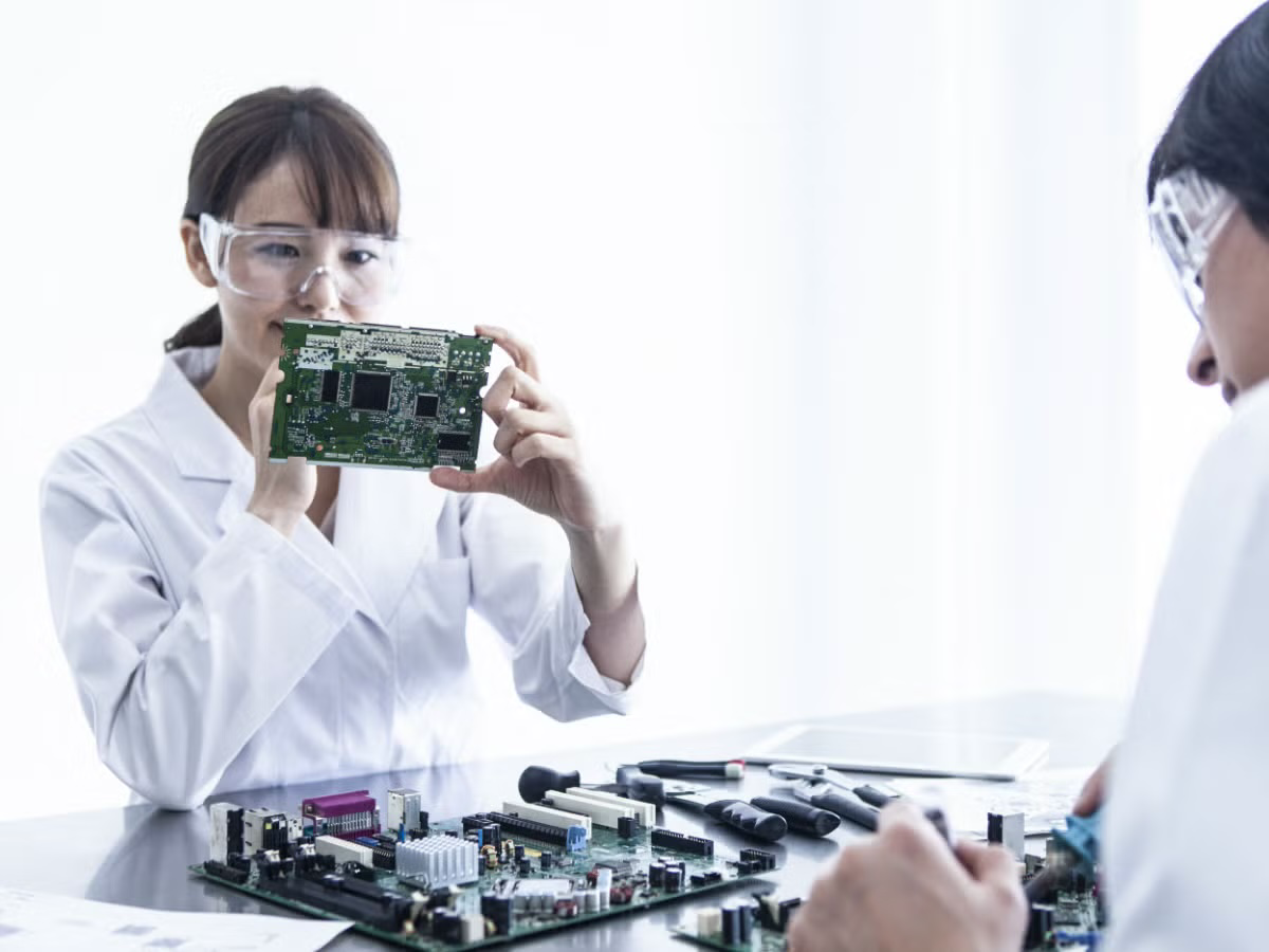 researchers in lab
