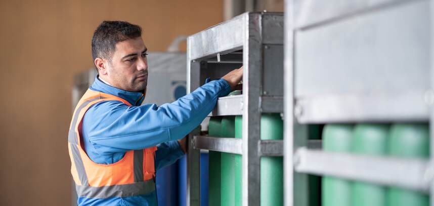 G1191890279-Engineer_checking_gas_cylinders-ULcom-HEADER-2400x1600