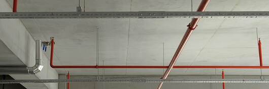 Fire sprinkler pipe system in a parking garage