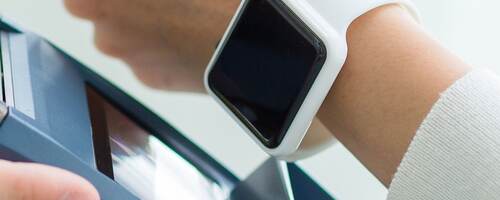 AdobeStock_106856750-Paying-With-Smartwatch-ULcom-HEADER-2400x1600